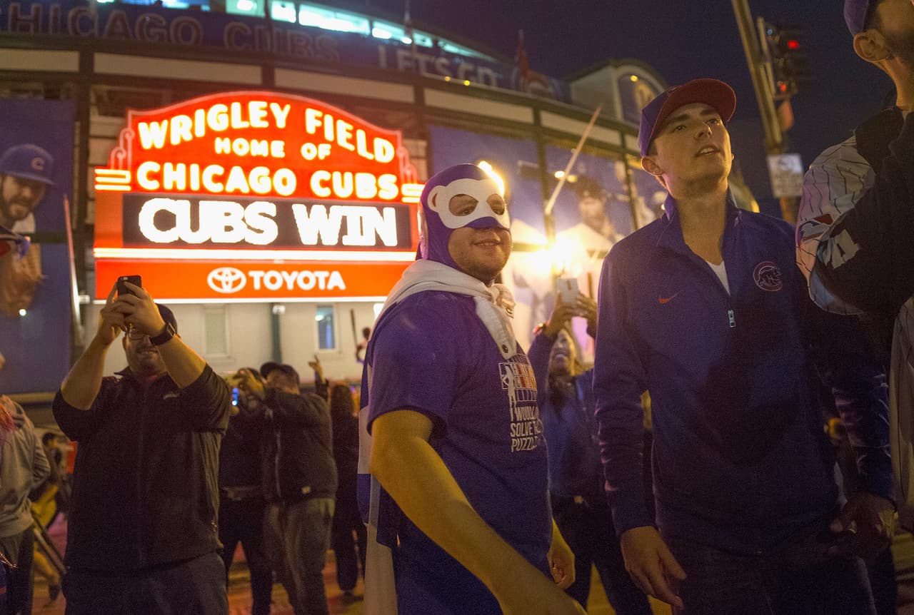 Los Cubs celebraron en grande el pase a la final de la liga Nacional. Mira el ambiente que se armó en el Wrigley Field.