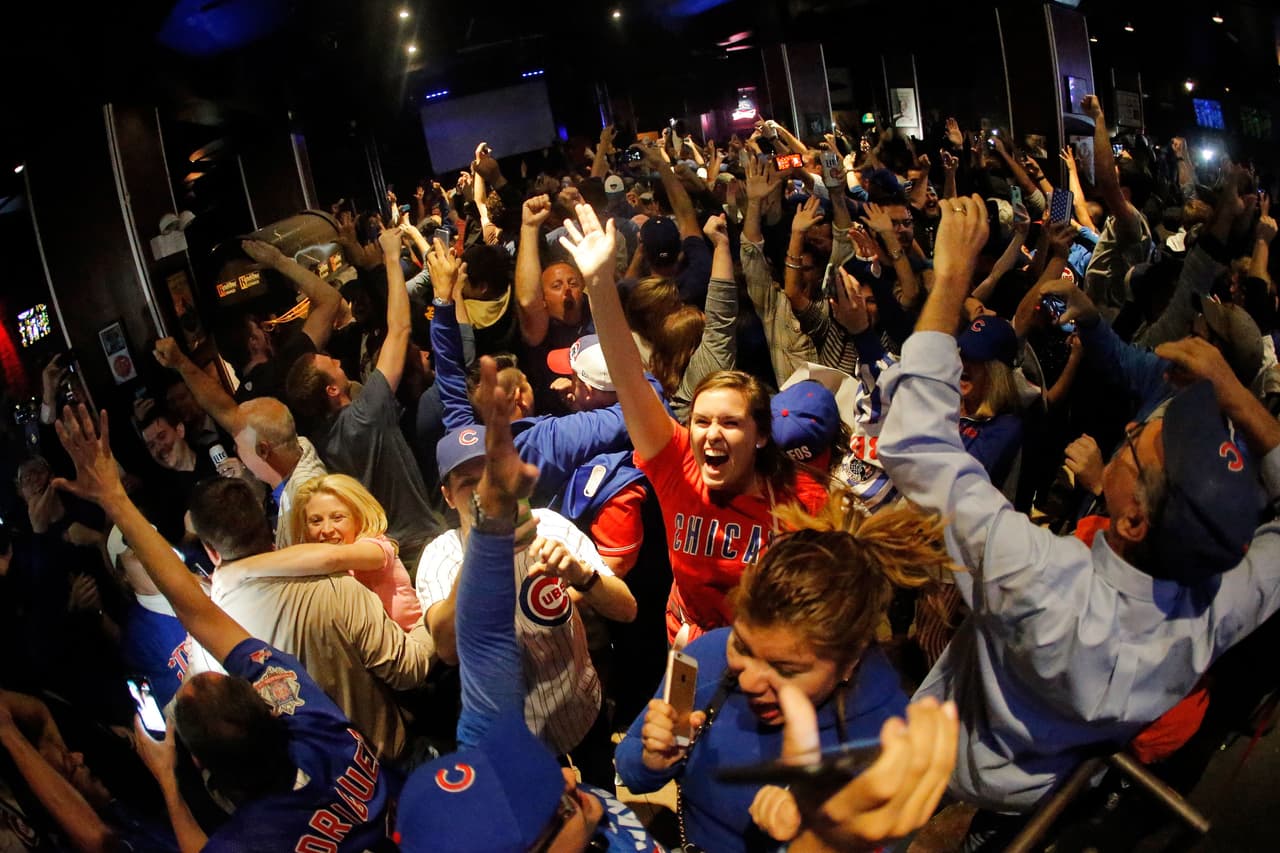 Los Cubs celebraron en grande el pase a la final de la liga Nacional. Mira el ambiente que se armó en el Wrigley Field.