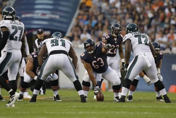 Roberto Garza ayudó de manera potencial a que su mariscal de campo, Jay Cutler, comandara a los Osos a la victoria ante los Minnesota Vikings 21-13. La línea ofensiva no permitió ninguna captura del QB y abrió los huecos para que Chicago corriera 138 yardas. Mira sus mejores imágenes (AP-NFL)