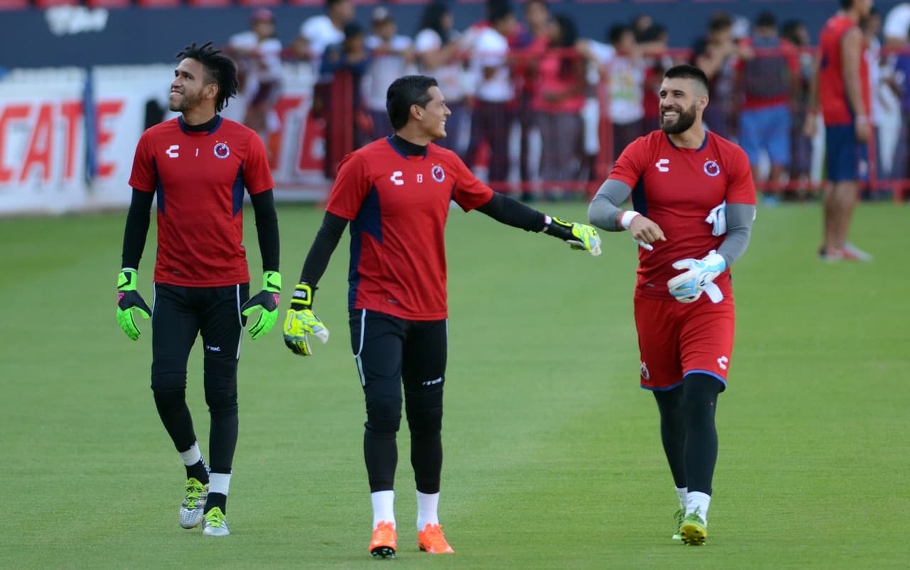 Action photo during the training of Team Vereacruz previous his participation in Jornada 4 Tournament Apertura 2016 Liga MX at Luis Pirata Fuentes Stadium. Foto durante el entrenamiento del equipo Veracruz previo a su participacion en la jornada 4 del Torneo de Apertura 2016 de la liga MX en el Estadio Luis Pirata Fuente, en la foto: Pedro Gallese y Meliton Hernandez 02/08/2016/MEXSPORT/LUIS MONROY