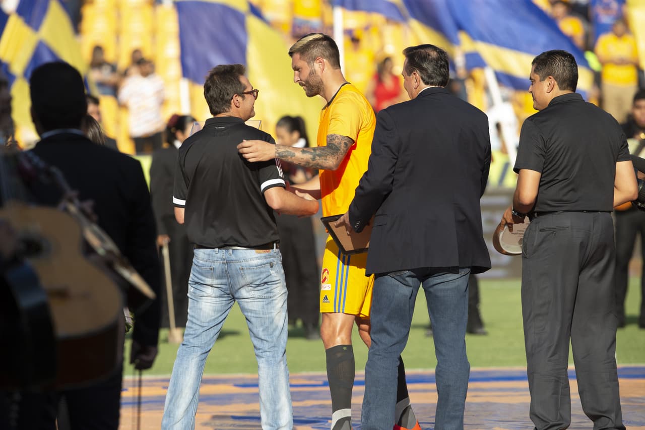 Desde que el francés estaba calentando, directivos y gente cercana a él comenzaban a felicitarlo.