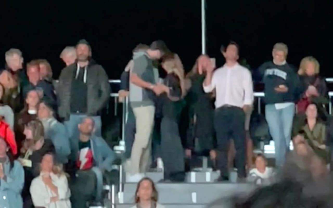 "Sí, viven juntos en el departamento de Muntener", afirmó el paparazzo Jordi Martín al programa español 'Amor y fuego'.