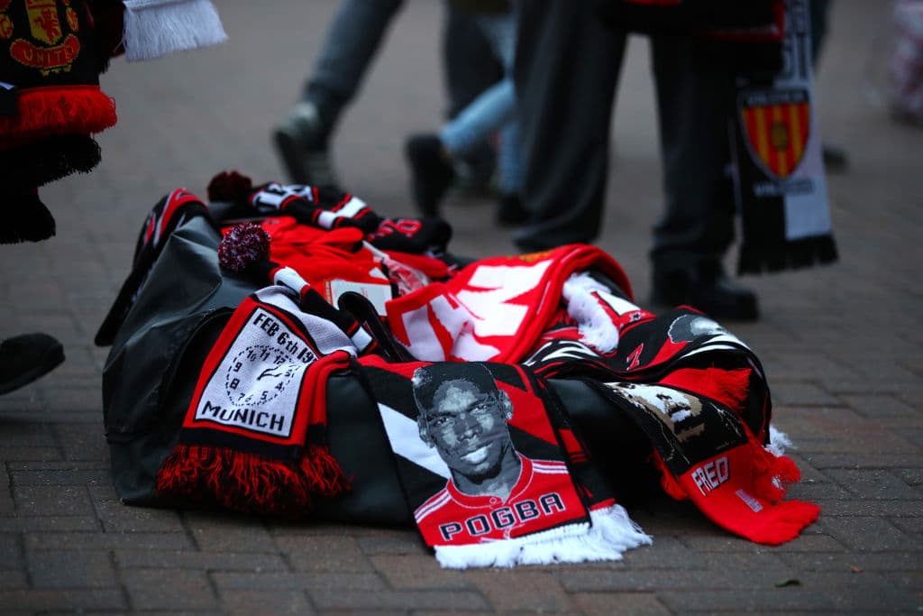 Personaje afamado, polémico y entrañable, la imagen del mediocampista francés y estrella de los Red Devils Paul Pogba en una bufanda.