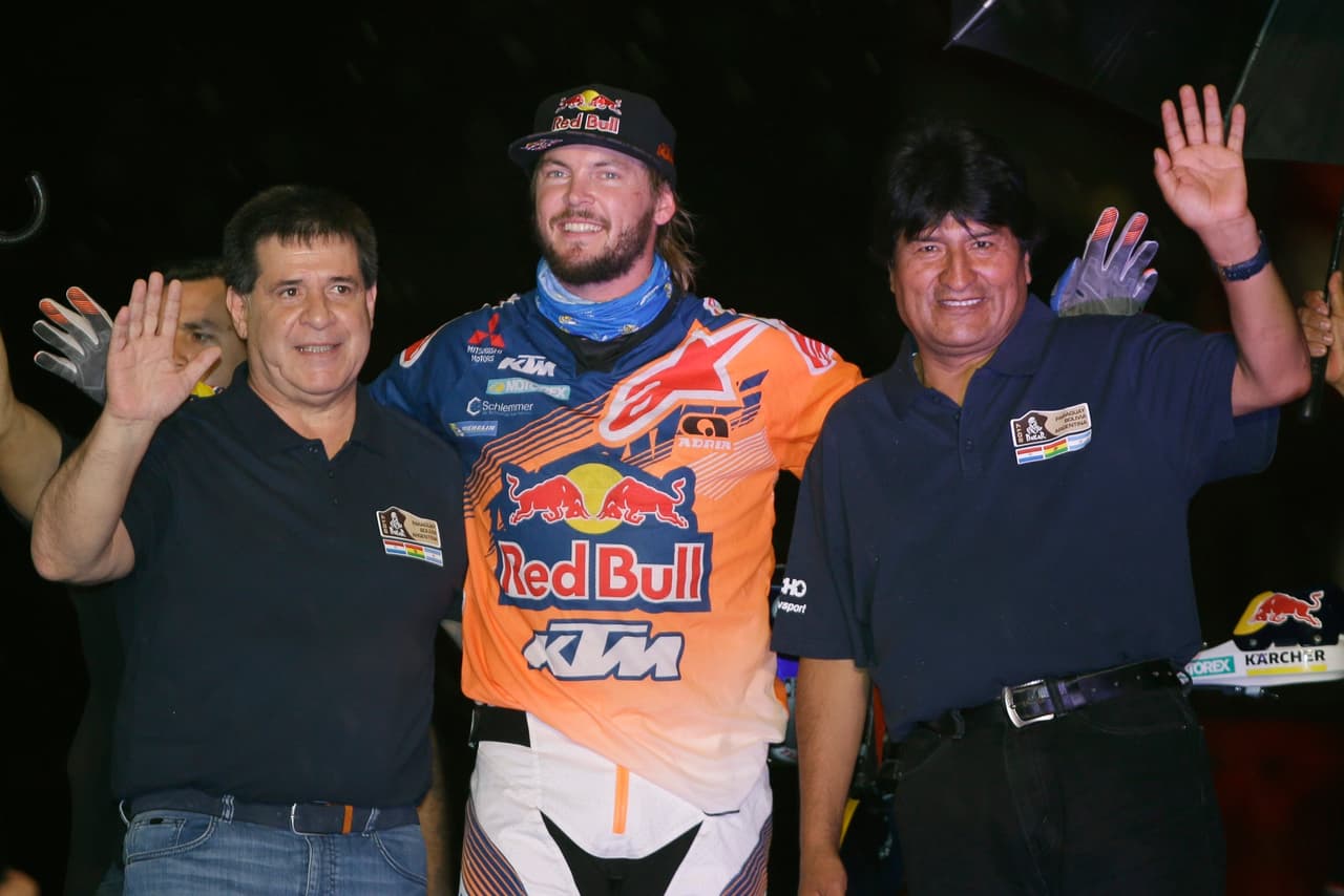 El presidente de Paraguay, Horacio Cartes, y el de Bolivia, Evo Morales, despidieron a la caravana del Dakar en el podio de largada en Asunción en la previa del comienzo el lunes 2 de enero, cuyo trayecto recorre territorio de ambos países más Argentina. El acto simbólico congregó a decenas de miles para la travesía que finaliza el 14 de enero en Buenos Aires.