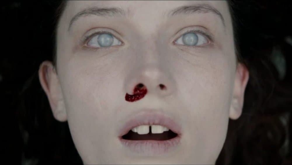 Ambos intentarán desvelar los intrigantes motivos del fallecimiento de la joven.