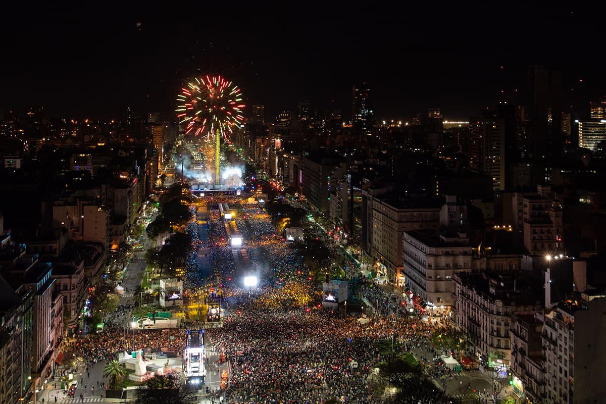 Más de 10 mil personas en la Avenida 9 de Julio se congregaron para la ceremonia inaugural.