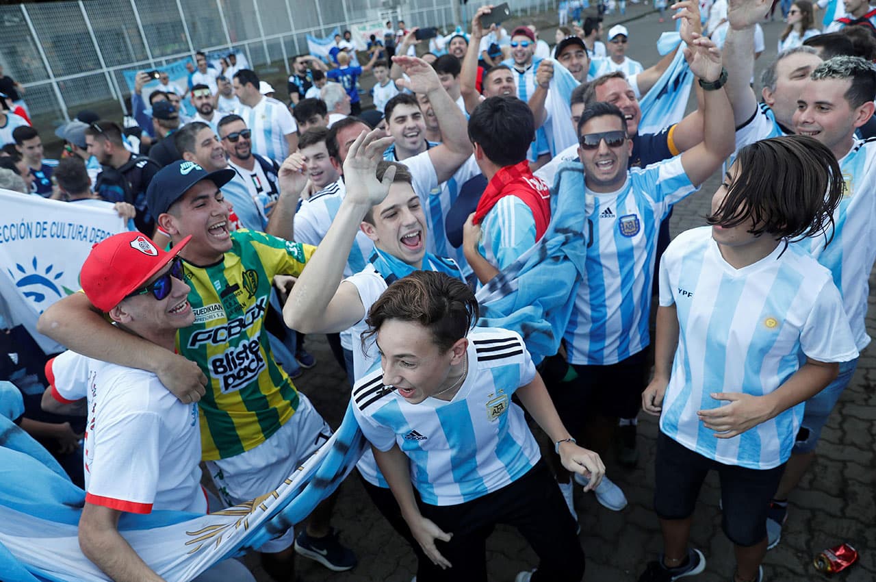 Los fanáticos de la Albiceleste confían en Lionel Messi para que Argentina logre la clasificación contra Catar en la Arena do Gremio de Porto Alegre.
