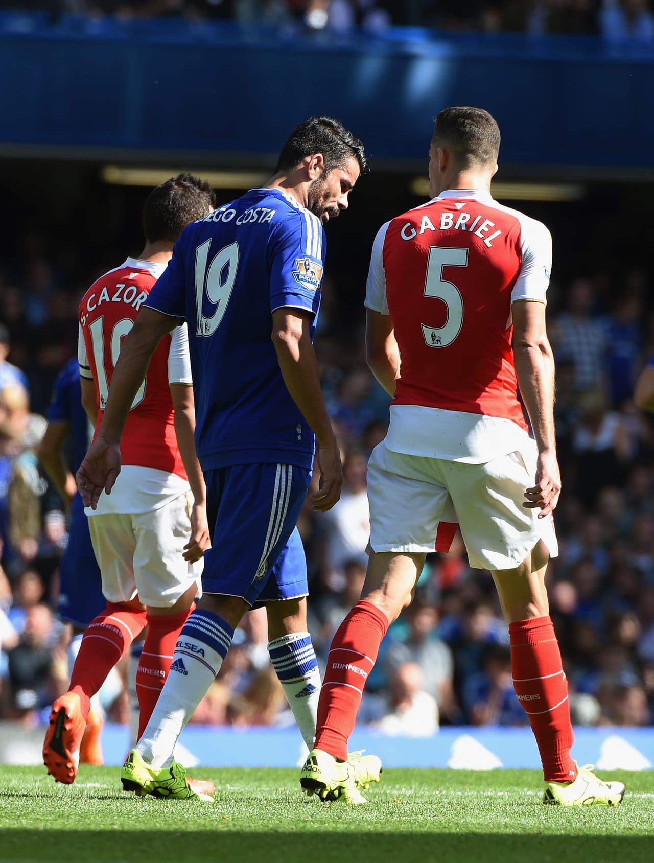 Cuando esto pasaba Grabriel pareció pisar a Diego Costa.