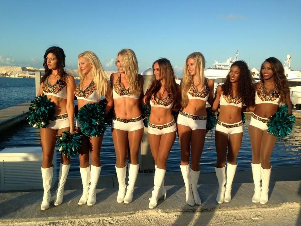¡Nada más candente que las chicas de Florida! Checa las tomas detrás del shooting del calendario 2016 de las porristas de los Jacksonville Jaguars.