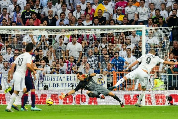 Cinco minutos más tarde James Rodríguez dio un pase que dejó solo a Benzema para que el francés fusilara a Bravo.