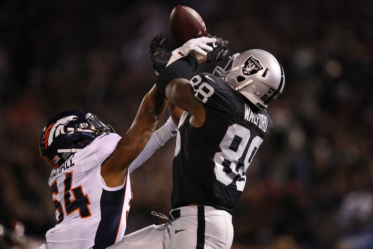 Gran pase defendido por Brandon Marshall de los Broncos, el blanco era Amari Cooper.