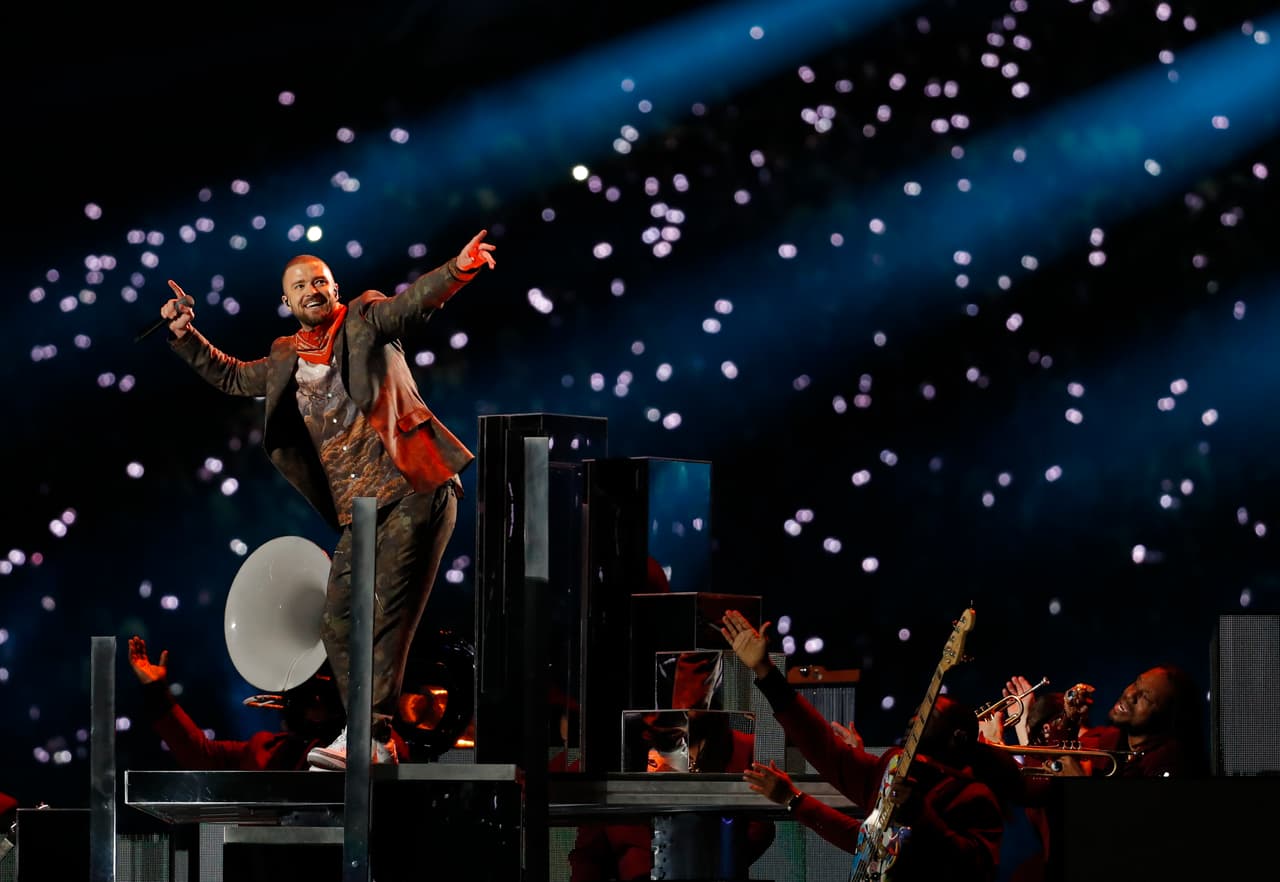 El popular cantante se presentó en el show de medio tiempo del partido entre New England Patriots y Philadelphia Eagles con sus éxitos de hoy y siempre.