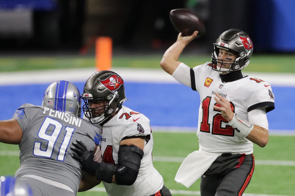 Tom Brady fue fundamental para el abultado marcador consiguiendo cuatro de seis touchdowns. Detroit sólo anotó en un periodo. ¿Será que el gran Brady está de regreso? Los Tampa Bay Buccaneers no clasificaban a playoffs desde 2007.