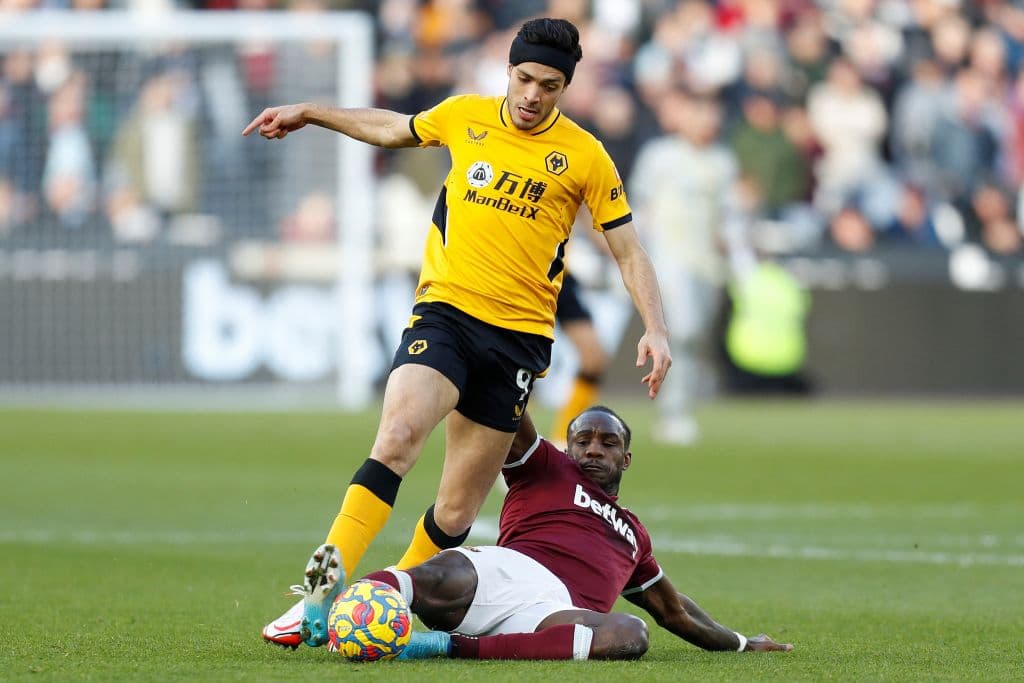 Tomas Soucek le dio el triunfo a West Ham sobre Wolverhampton durante la J27 en la Premier League, dejando el marcador 1-0 a favor de la escuadra londinense. El mexicano Raúl Jiménez ingresó al campo al minuto 81’ del encuentro.