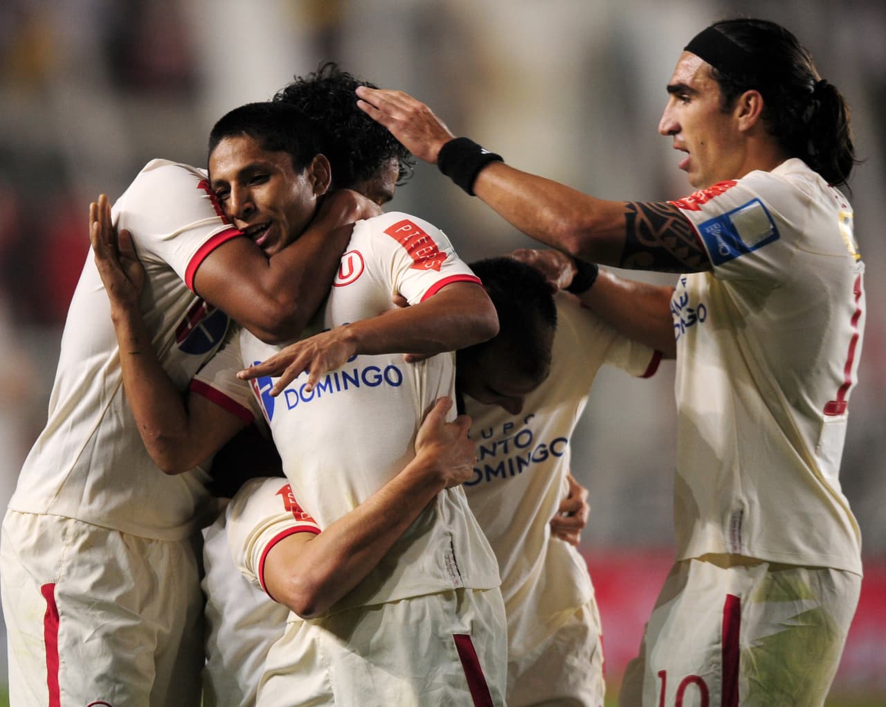 Surgió de las filas del Universitario de Deportes de Lima y anotó su primer gol con solamente 19 años de edad.