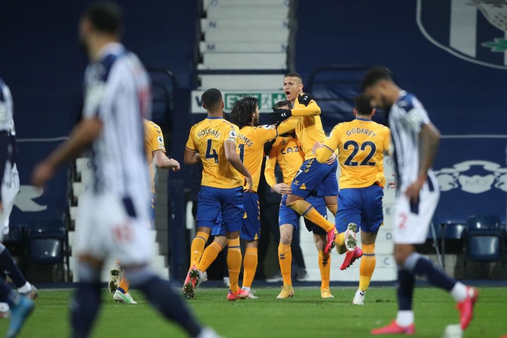 El Everton de Ancelotti se mantiene en la lucha por asegurar un lugar en las competiciones de la UEFA tras despachar por la mínima al muy discreto (y casi descendido) Albion. Everton y Albion acumulan 46 y 17 unidades en la competición inglesa.