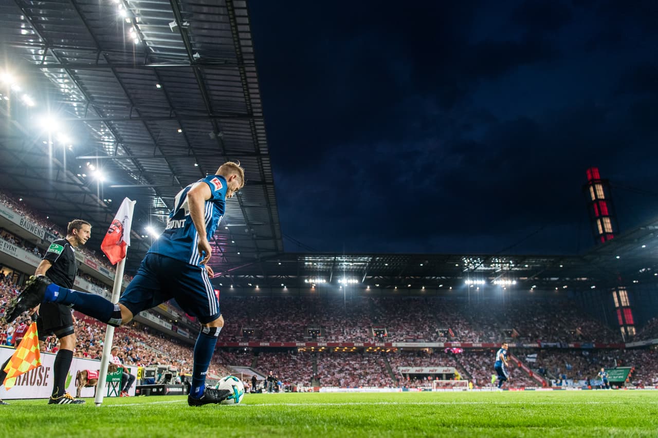 El estadio Rhein Energie de Colonia es un etadio de máxima categoría de UEFA y tiene capacidad para 46 mil espectadores.