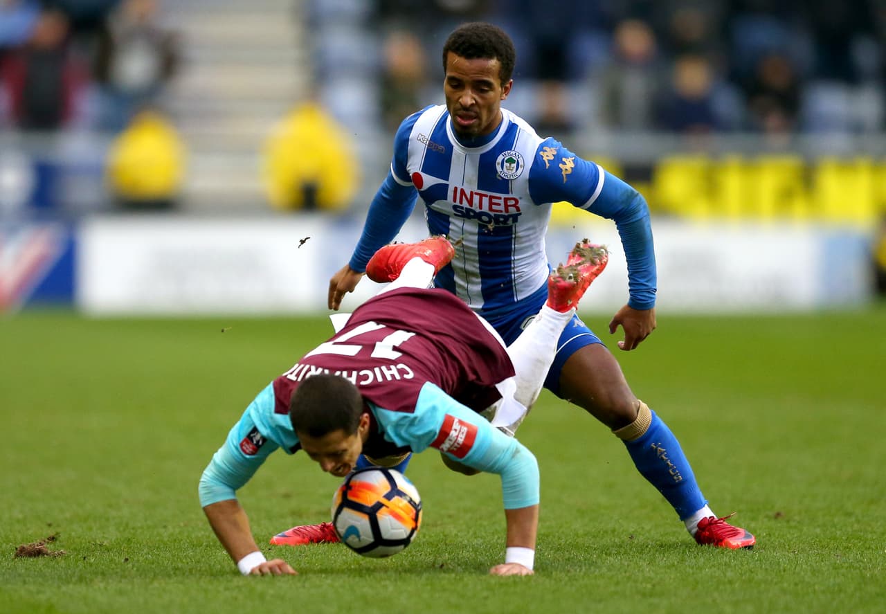 Wigan se impuso 2-0 contra West Ham United, que contó como titular con el mexicano Javier 'Chicharito' Hernández, que poco pudo hacer para evitar la derrota del equipo dirigido por David Moyes.