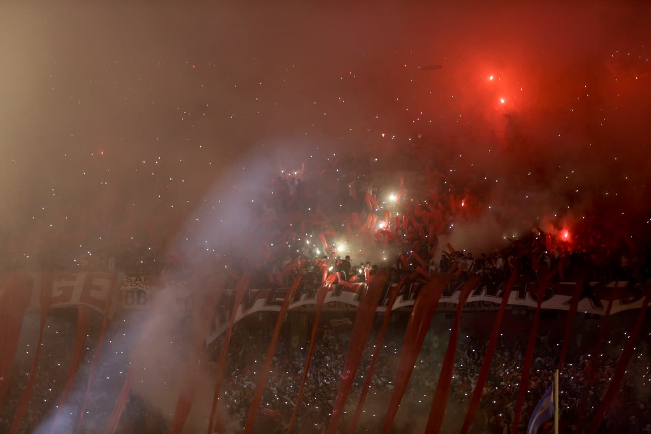 Bengalas, tiras de papel, pirotecnia y un público enardecido cantando a una sola voz: 'River, mi buen amigo'.