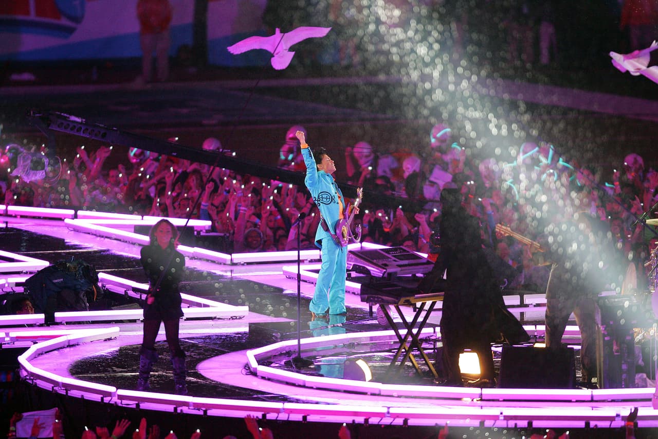 Así recordamos a Prince durante el Super Bowl XLI el 4 de febrero del 2007 en el Estadio de los Miami Dolphins.