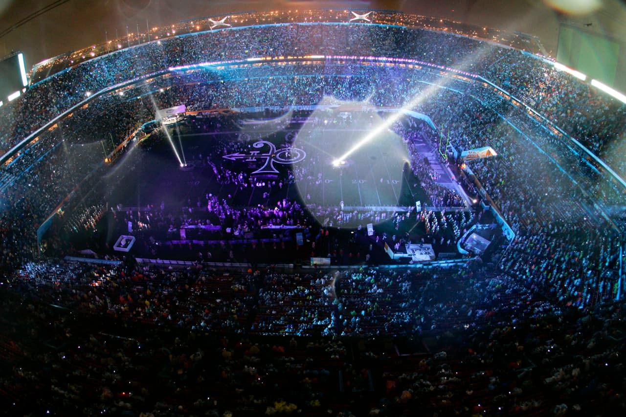 Así recordamos a Prince durante el Super Bowl XLI el 4 de febrero del 2007 en el Estadio de los Miami Dolphins.