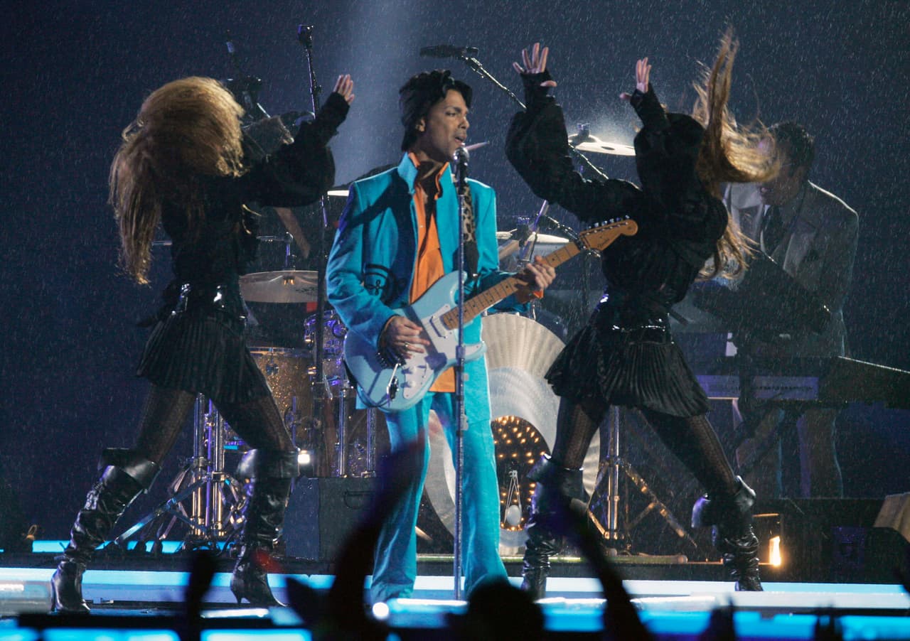 Así recordamos a Prince durante el Super Bowl XLI el 4 de febrero del 2007 en el Estadio de los Miami Dolphins.
