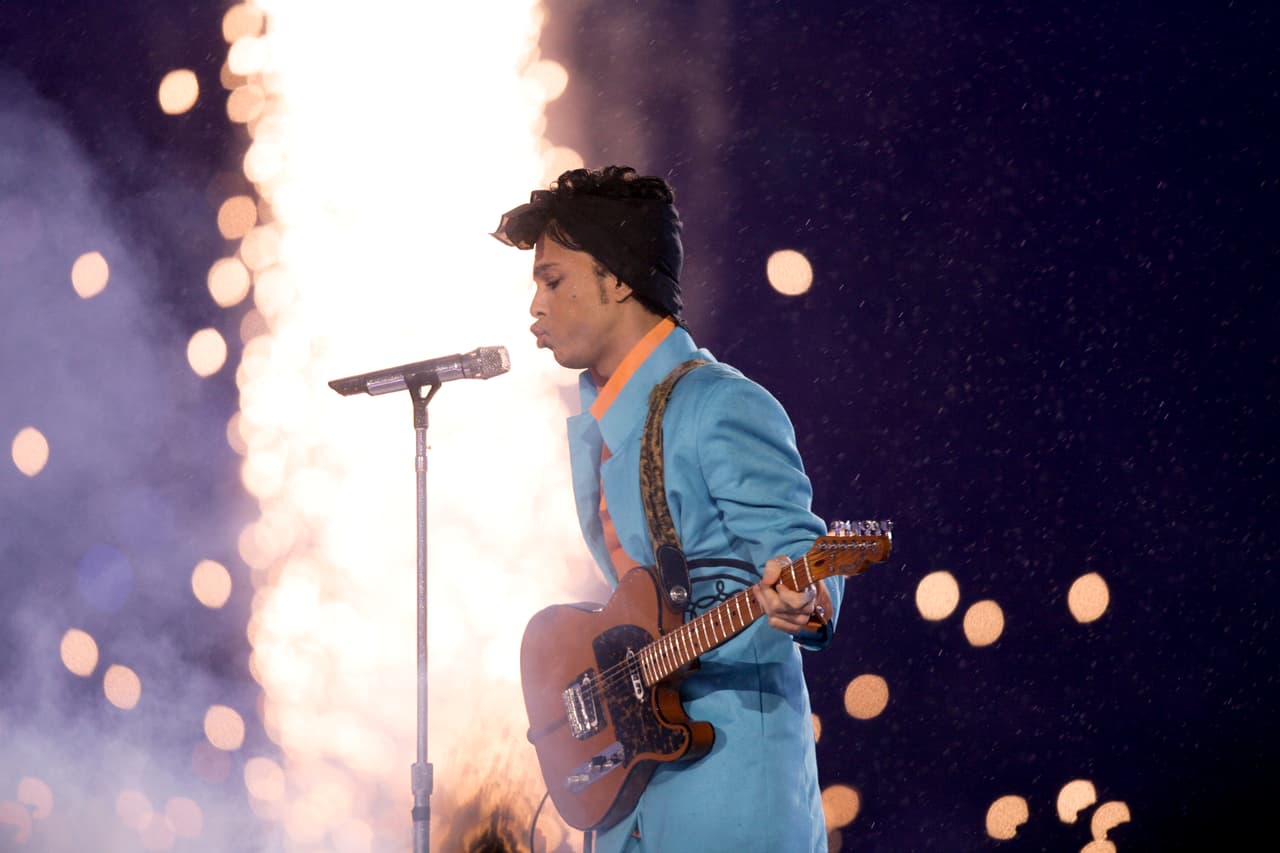 Así recordamos a Prince durante el Super Bowl XLI el 4 de febrero del 2007 en el Estadio de los Miami Dolphins.
