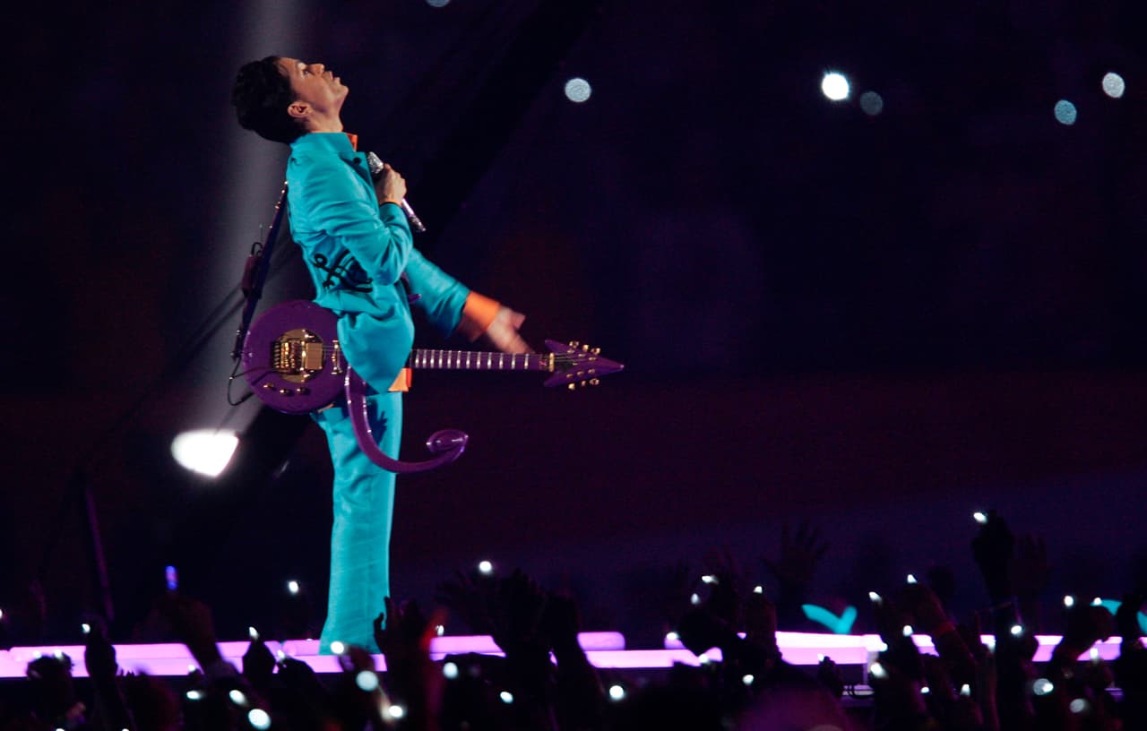 Así recordamos a Prince durante el Super Bowl XLI el 4 de febrero del 2007 en el Estadio de los Miami Dolphins.
