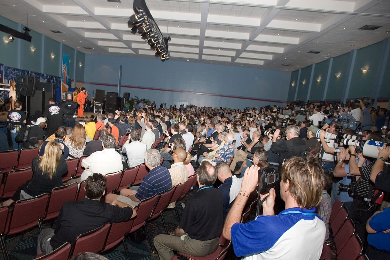 Así recordamos a Prince durante la conferencia de prensa del Super Bowl XLI.