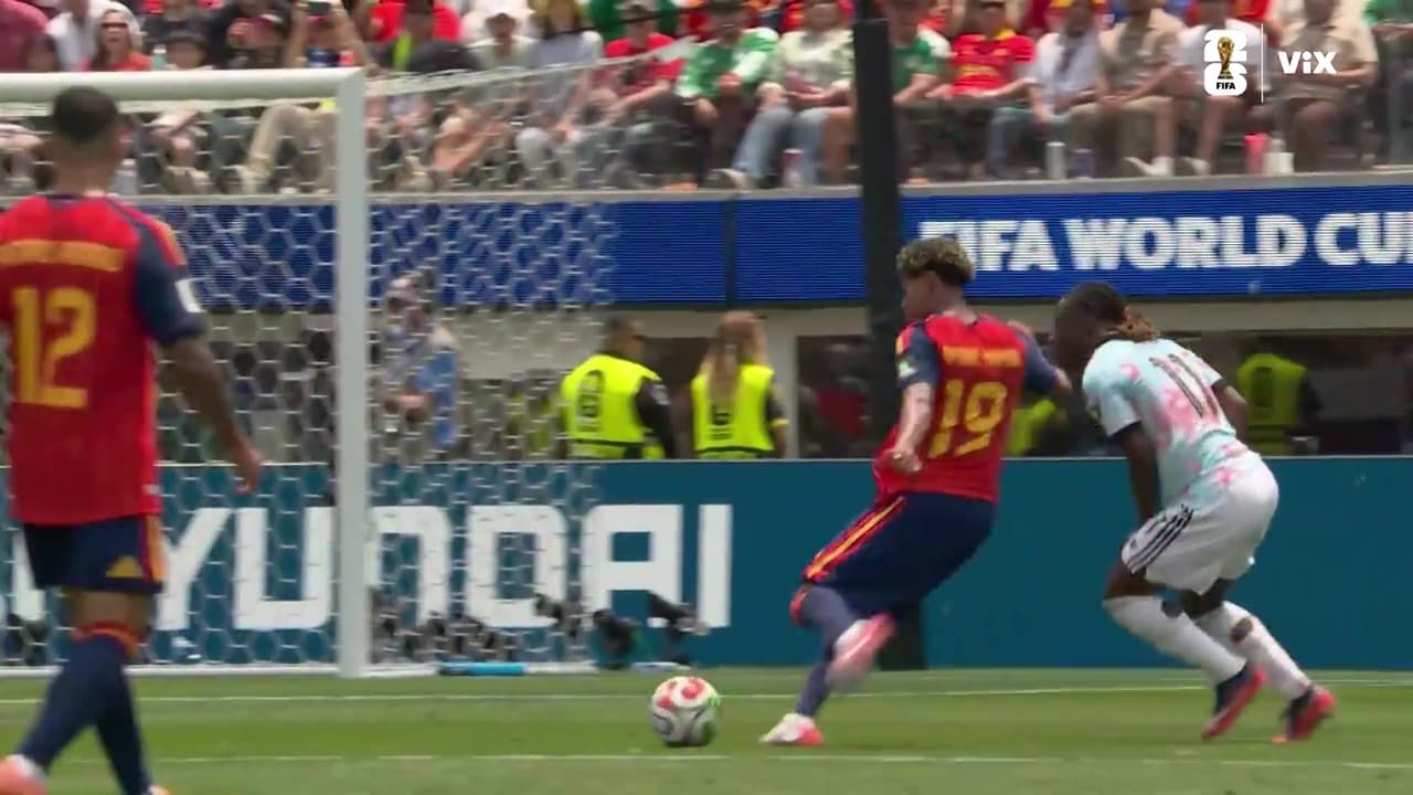 ¡Iba a ser un golazo! Lamine Yamal empieza su baile en el partido