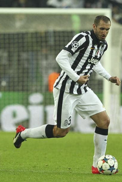 3 GIORGIO CHIELLINI Líder de la zaga biaconcera, este férreo defensor italiano participó en todos los doce partidos de la Juventus en lo que va de la Champions para el equipo. Chiellini no se perdió un solo minuto del campeonato y solo fue amonestado en tres ocasiones. Será el centro de la polémica al reencontrarse con Suárez tras su incidente en el Mundial.