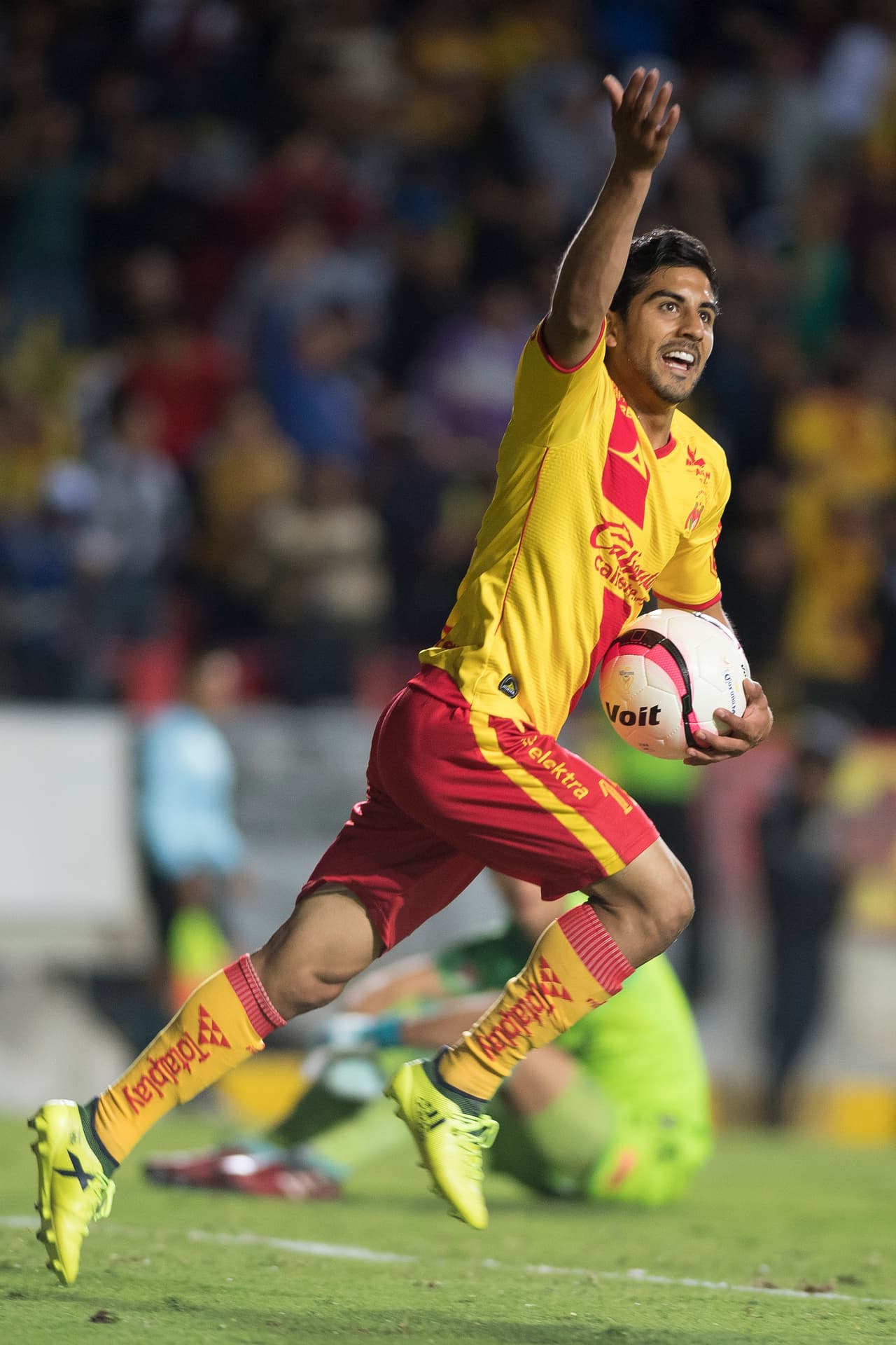Action photo during the match Morelia vs Tijuana, corresponding to the knockout stages of the Crown MX Apertura 2017 Cup at Estadio Morelos. Foto de accion durante el partido Morelia vs Tijuana, Correspondiente a los Octavos de Final de la Copa Corona MX del Torneo Apertura 2017, en el Estadio Morelos, en la foto: Jorge Zarate celebra su gol de Morelia 24/10/2017/MEXSPORT/Omar Martinez.