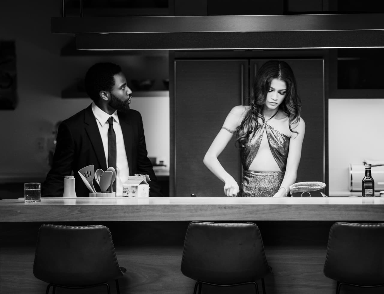 Todo sucede en una noche de estreno mientras un cineasta y su novia esperan por la crítica de su nuevo trabajo.