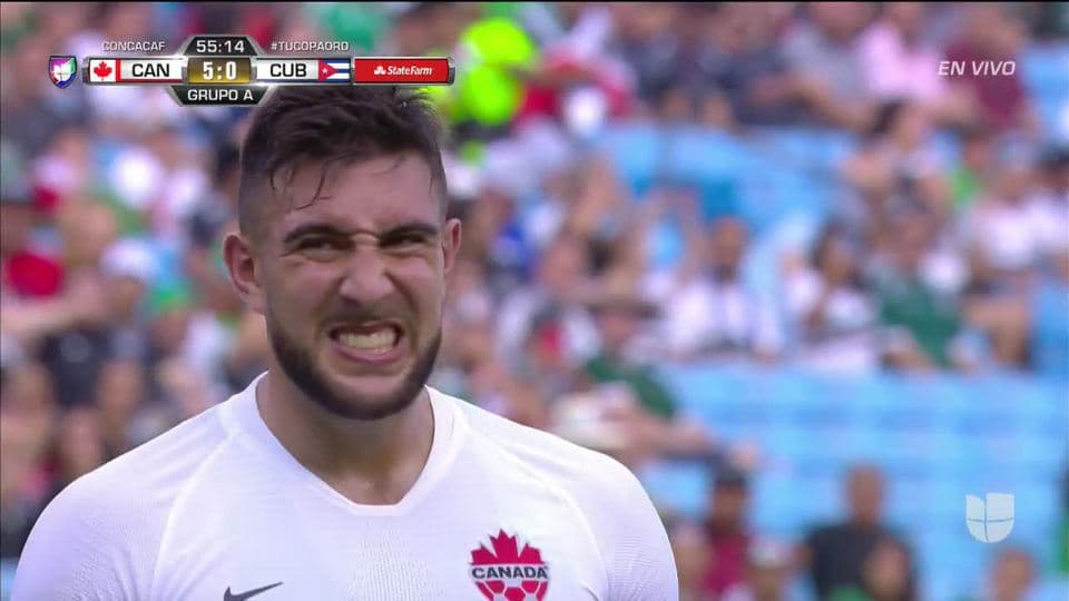 Tiro desviado de Lucas Cavallini