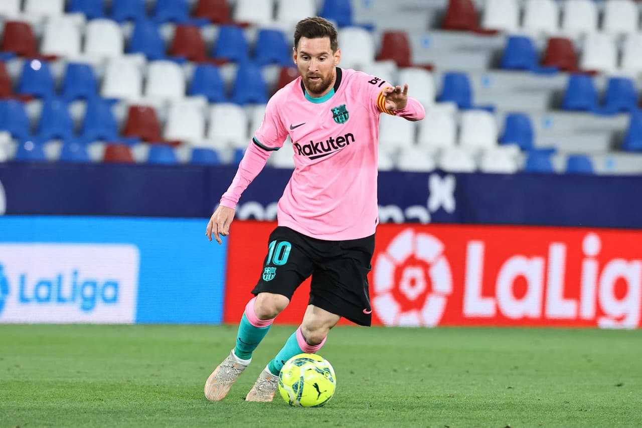 Aunque aliviará a corto plazo las cuentas, la partida de Messi no será necesariamente beneficiosa para el FC Barcelona. "La repercusión económica va a venir de muchos sitios, de que no esté en La Liga, de que no esté en Barcelona, por las camisetas que vende, por los goles que marca y permiten llegar lejos en Champions e ingresar más, por los muchos 'sponsors' que usan su imagen", destacó Plácido Rodríguez Guerrero, director de la Fundación Observatorio Económico del Deporte y profesor de Economía de la Universidad de Oviedo, citado por la AFP.
<br>