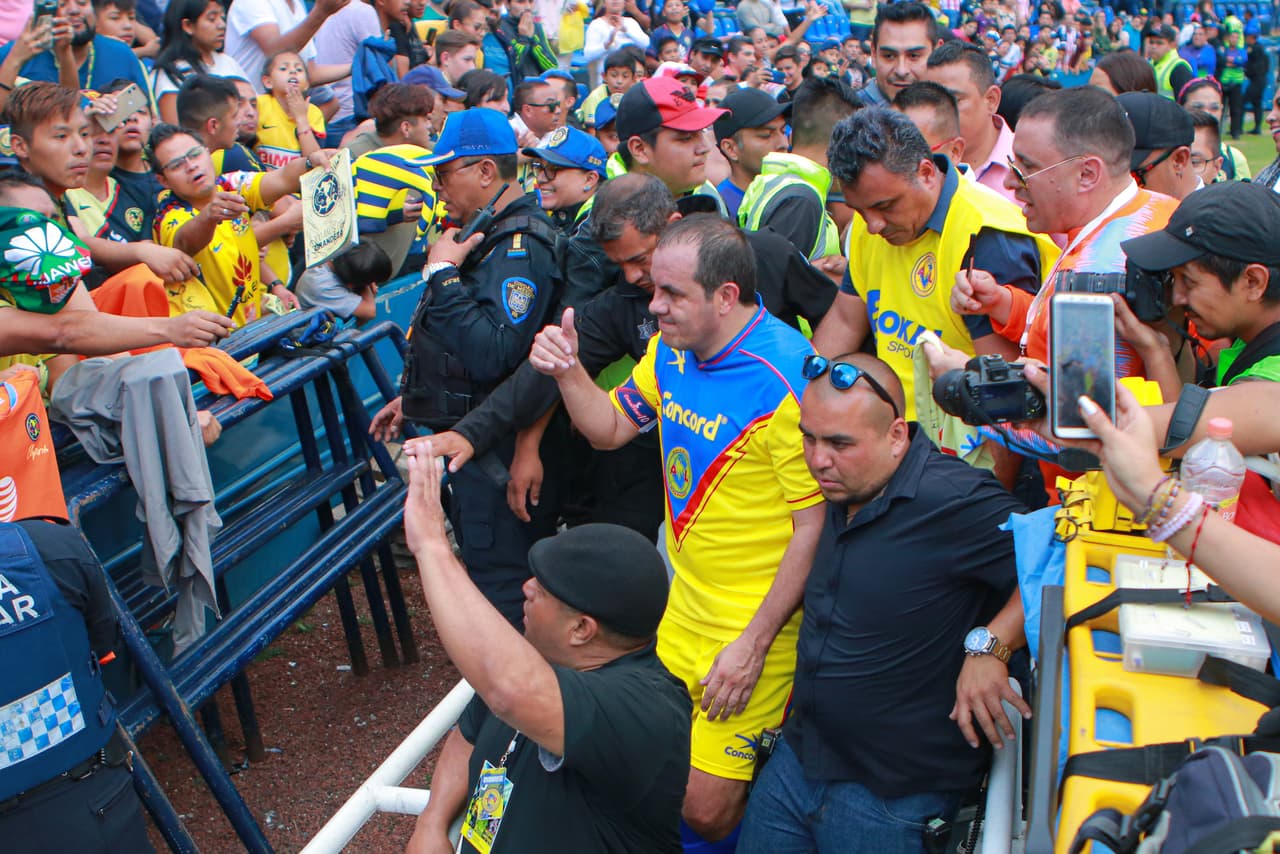 Las leyendas de América y Chivas recibieron el afecto de los fanáticos después del juego en el Estadio Azul.
