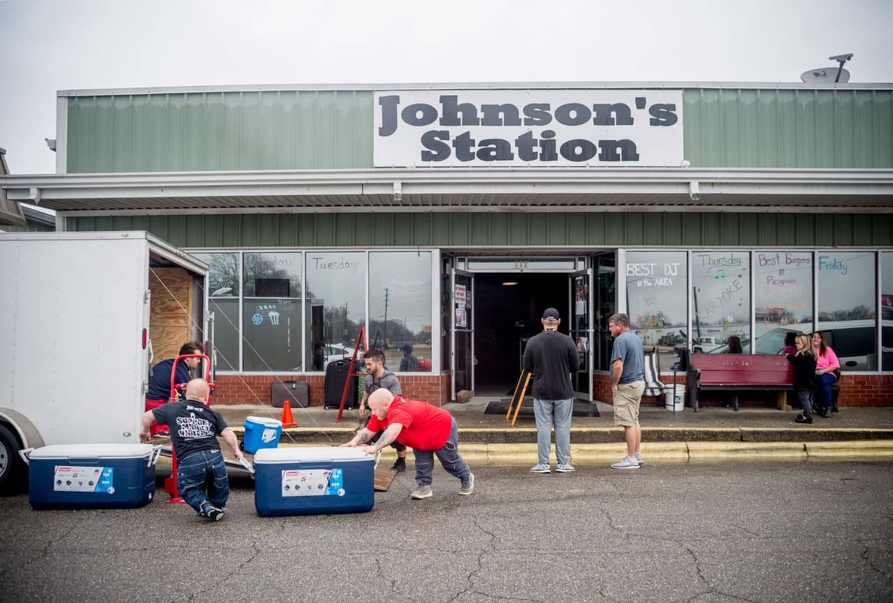 A diferencia de otras grandes empresas, los luchadores de Micro Wrestling son parte de todo el montaje para sus espectáculos.