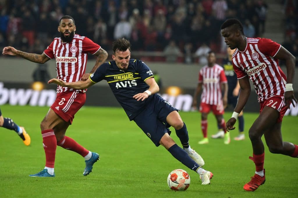 Con la mínima, Olympiacos derrota al Fenerbahce 1-0 durante la quinta fecha de la fase de Grupos en la UEFA Europa League.Tiquinho Solares fue el encargado del tanto que le dio la victoria al equipo griego y lo pone en segundo lugar del grupo.