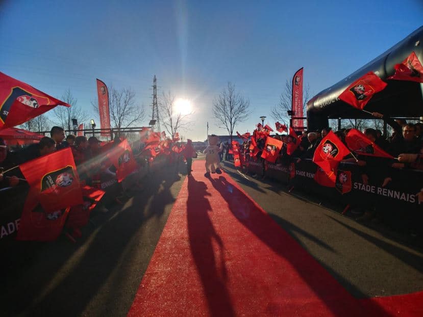 En el Stade de la Route de Lorient, casa del Rennes, se vivió una previa emocionante con miles de fanáticos franceses y algunos españoeles que hicieron el viaje desde Sevilla para seguir al equipo de Andrés Guardado y Diego Lainez.