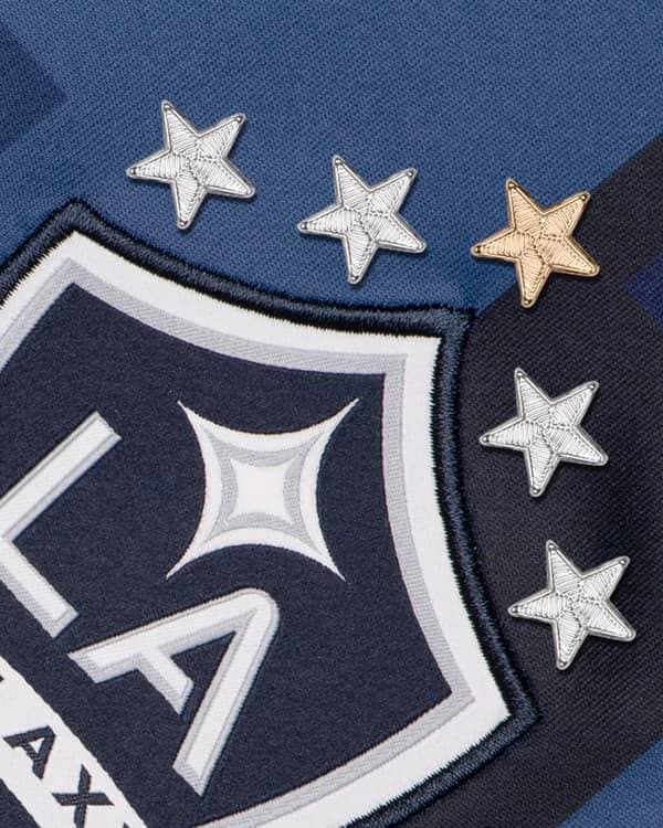 El escudo en todas las camisas de LA Galaxy presenta 5 estrellas, en representación de los 5 títulos de liga obtenidos. (LA Galaxy)