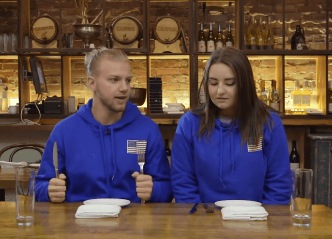 Las tres parejas participantes de la Carrera de la Copa Oro disfrutaron de un platillo típico de Cleveland, una cabeza de cerdo rostizada, en uno de sus retos para ganar el gran premio.