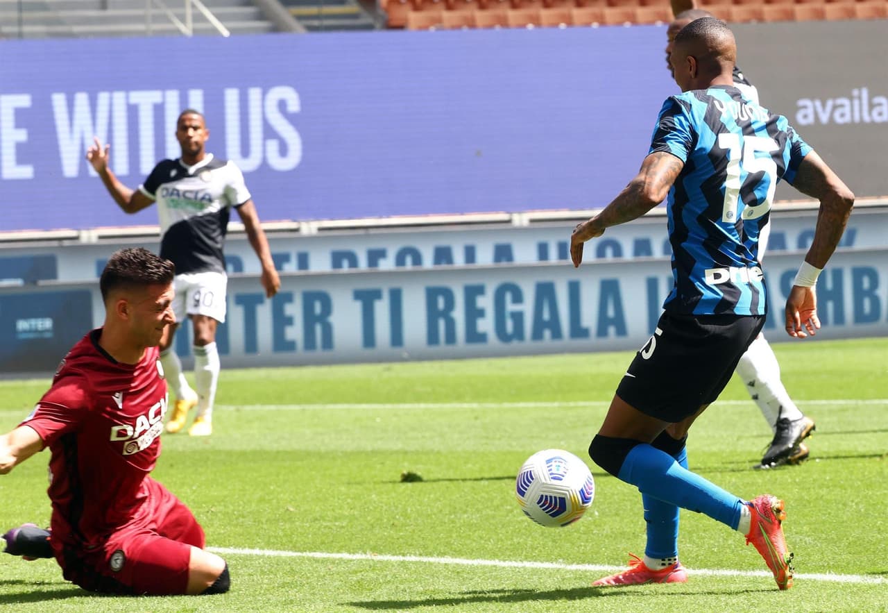 Inter goleó al Udinese 5-1 y se corona campeón de la Serie A El equipo celebró su Scudetto en su casa y con sus aficionados.Young, Eriksen, Lautaro, Périsic y Lukaku firmaron la paliza. Roberto Pereyra marcó el único tanto para los visitantes.