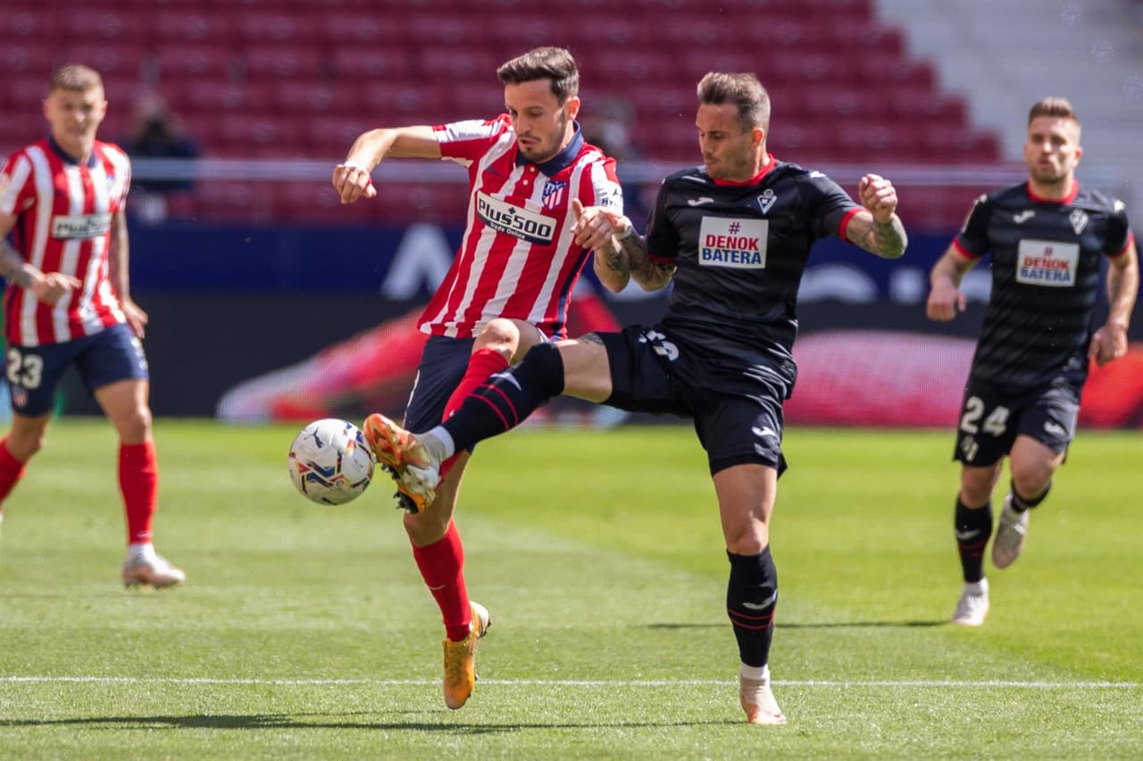 Atlético de Madrid golea al Eibar 5-0 durante la Jornada 33 de LaLiga. Ángel Correa abrió marcador con doblete durante la primera mitad, seguido de Yannick Carrasco al minuto 49. Marcos Llorente no se quedó atrás y sumó dos goles más al marcador para llevarse el triunfo sobre los visitantes.