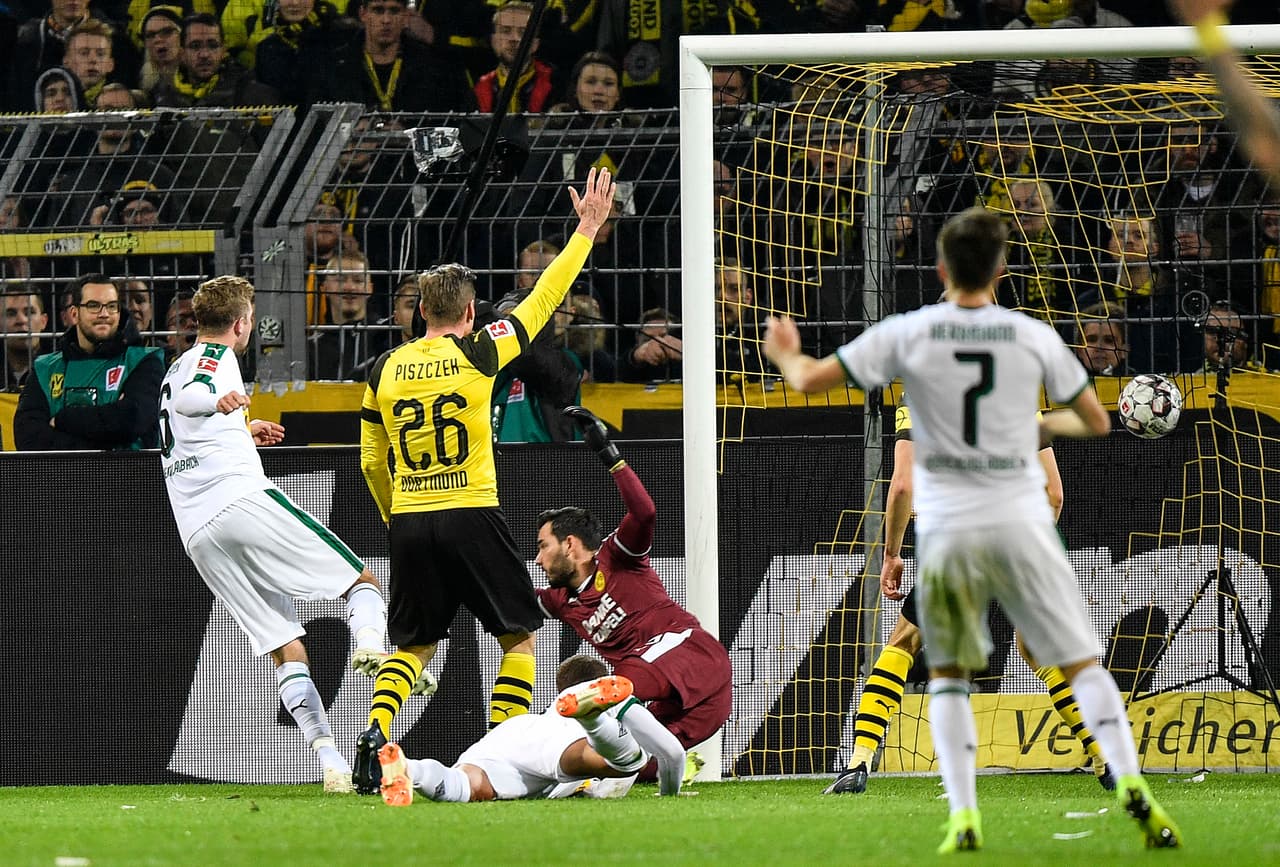 Con este disparo a quemarropa de Christophe Kramer, el Mönchengladbach puso el 1-1 en el marcador a los 46 minutos, aguando rápido la fiesta al Dortmund y a sus aficionados.