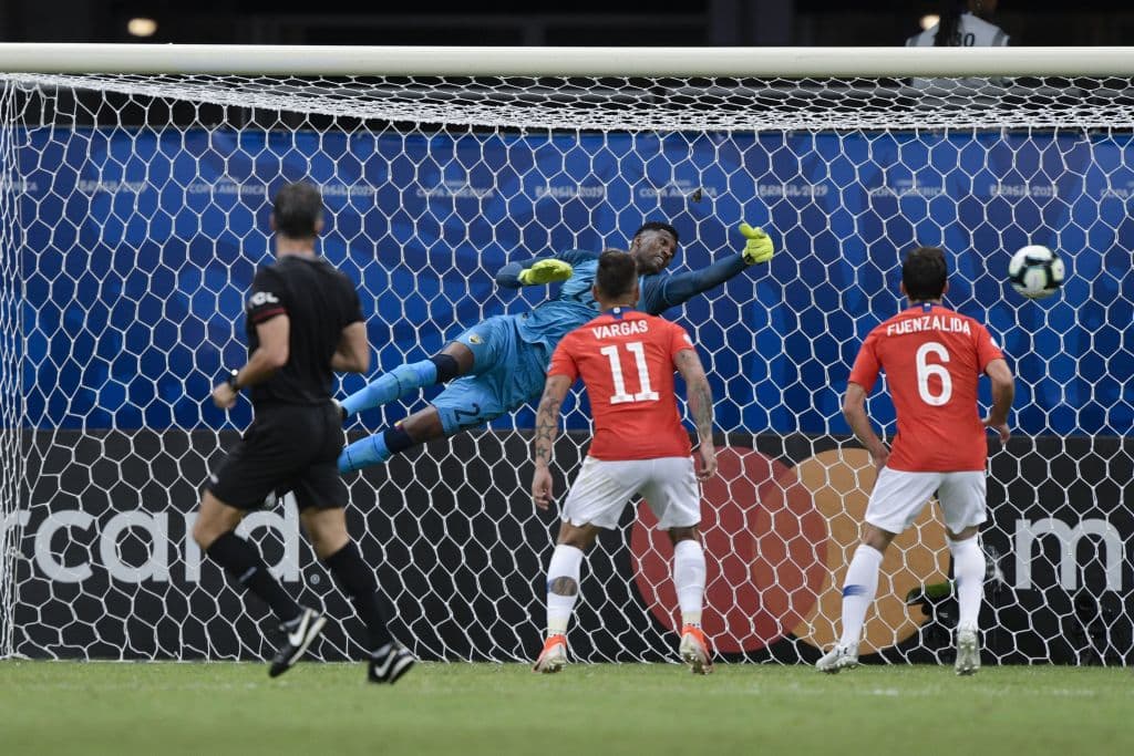 Ya en el segundo tiempo, el arquero ecuatoriano Alexander Domínguez no pudo evitar el segundo gol de Chile.