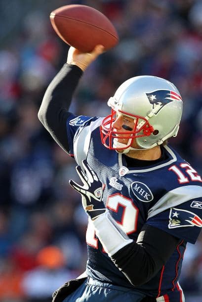 Estadísticamente hablando: Brady sigue siendo uno de los mejores quarterbacks, con un índice de pasador de 97.4 y 33:9 touchdowns sin intercepción la temporada pasada. Continúa derribando las defensivas con su exactitud (7.1 yardas por intento en el 2014). El campeonato del 2014 fue mucho de la defensa, pero el juego sólido de Brady fue la clave en momentos para asegurar la corona. Brady continua en la elite de la posición.
