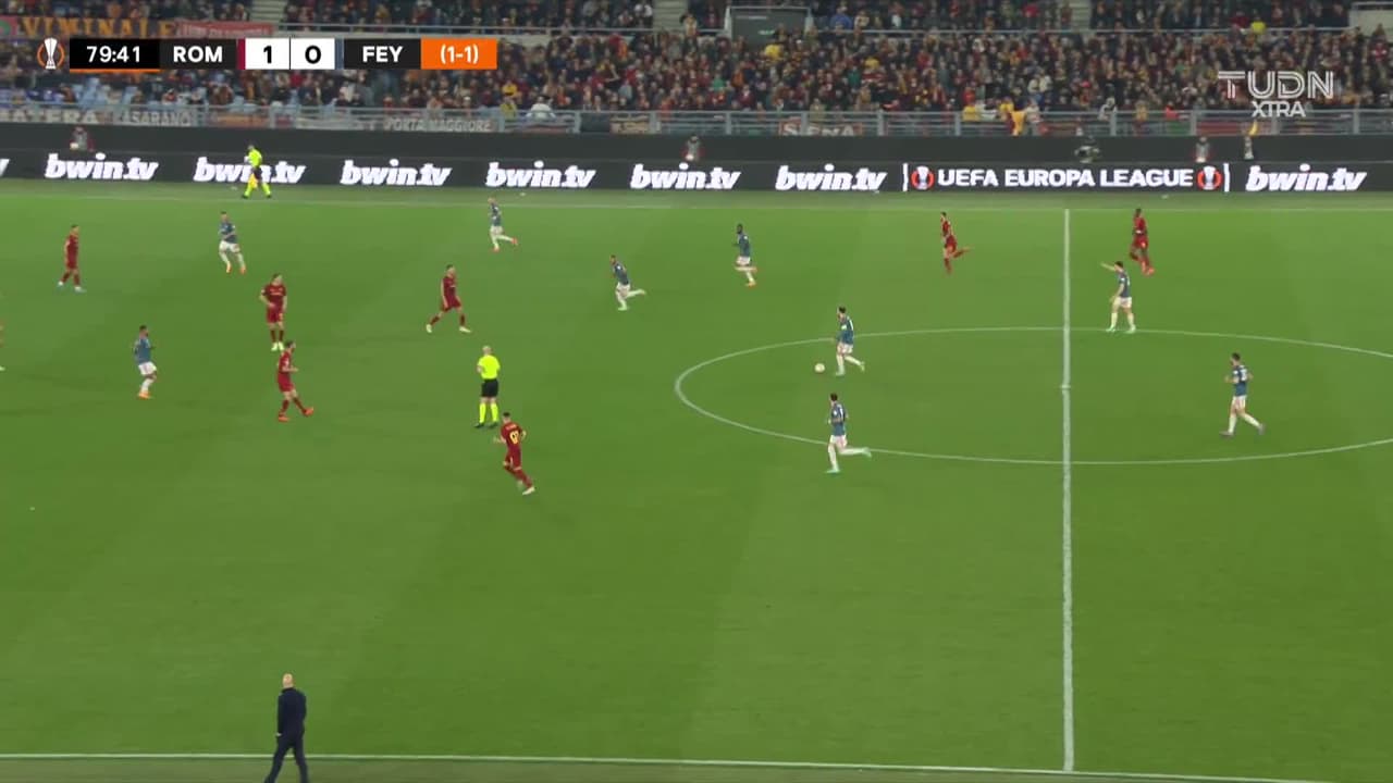 ¡GOL!  anota para Feyenoord. Igor Paixão