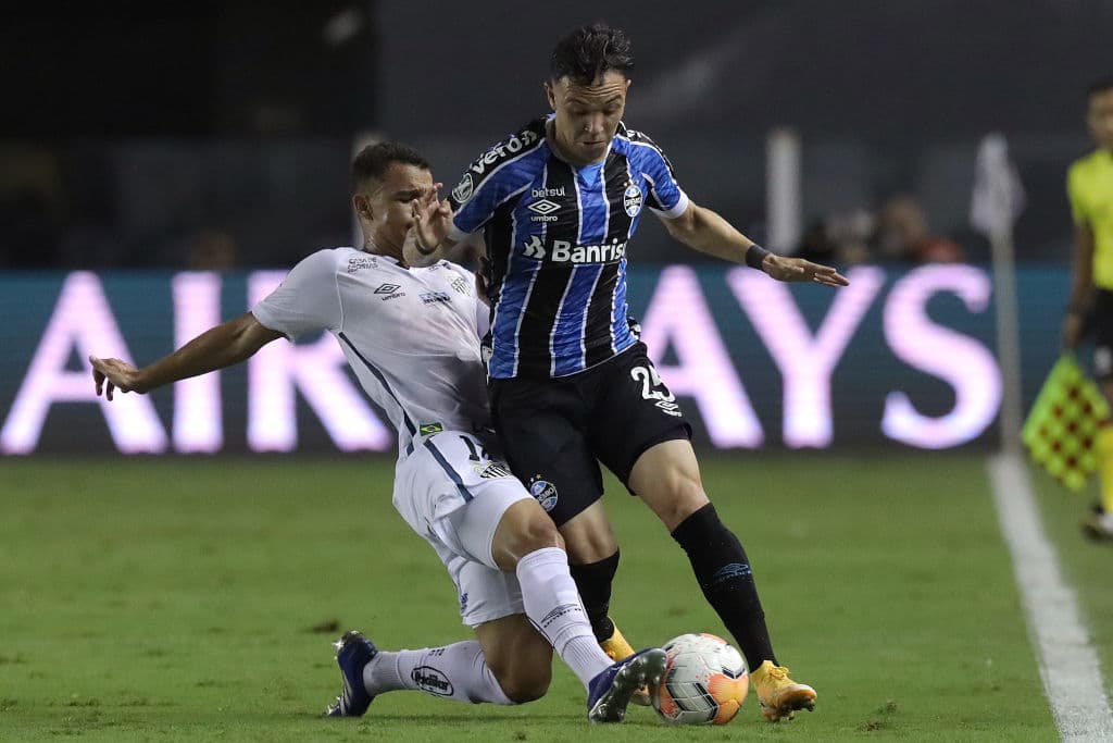 Santos sabe como jugar de local y hace que Gremio se arrepienta de haber pisado su cancha al vencerlos 4-1 y conseguir su lugar en las semifininales del torneo.