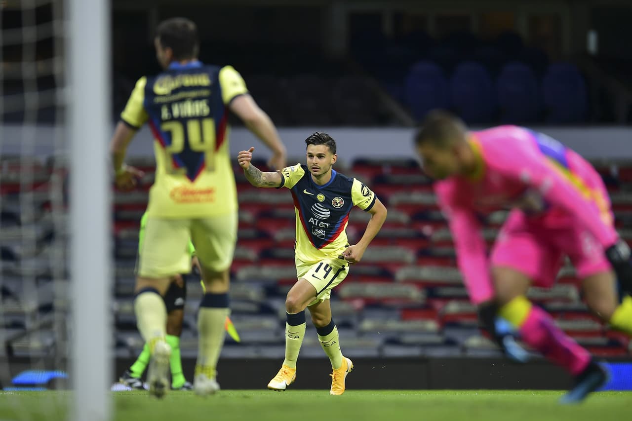 Recibió el balón dentro del área y los defensas universitarios no reaccionaron a tiempo.