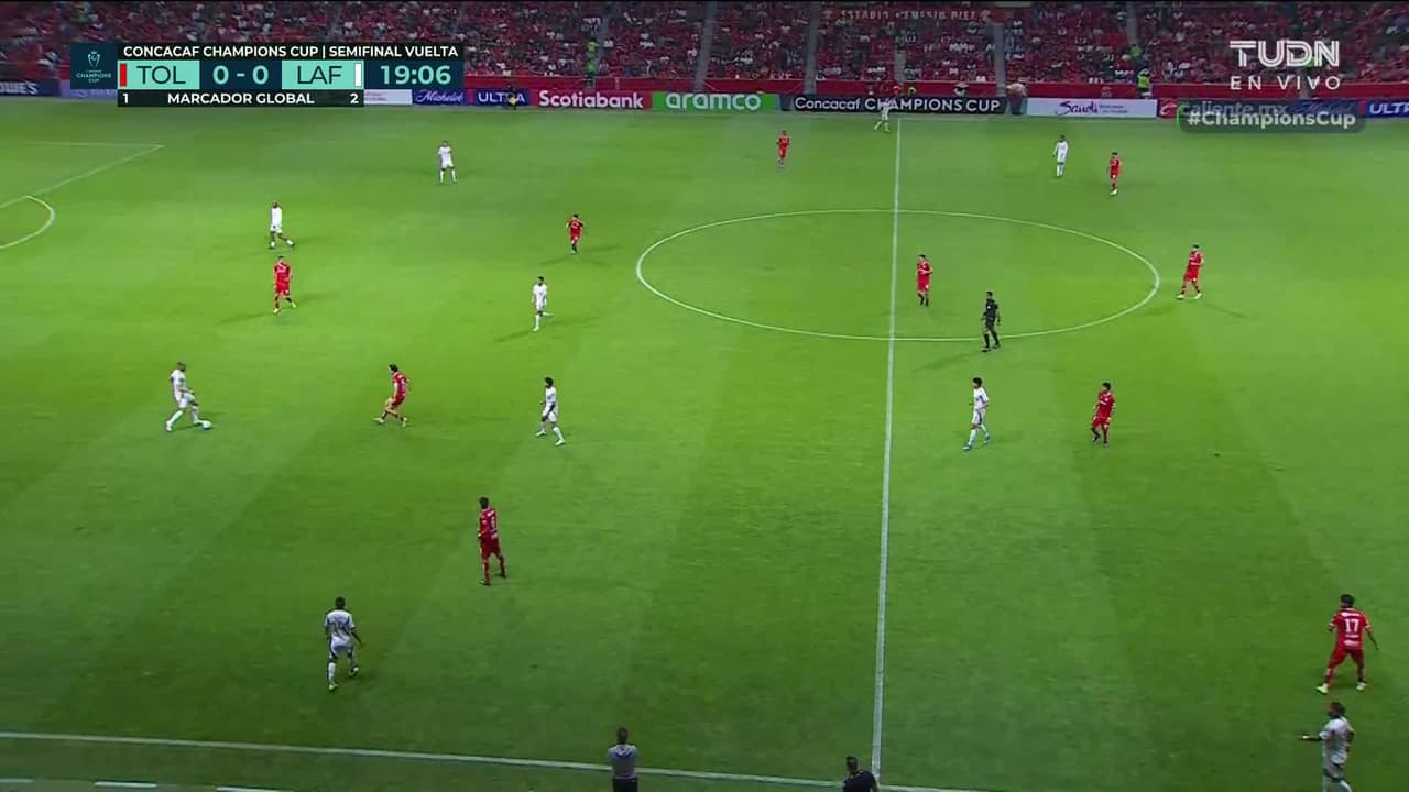 ¡CERCA! Marcel Ruíz disparó que se estrella en el poste.